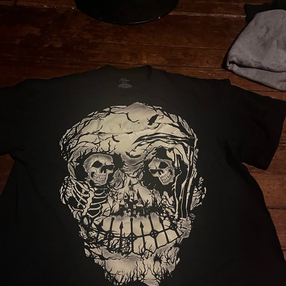 Men's Black Graphic Skull Tee - Bold Skeleton Design